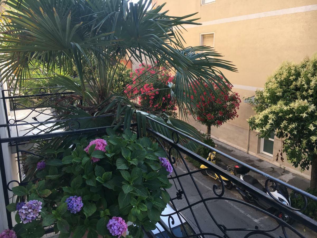 Rodeo Drive Apartment Viareggio Bagian luar foto
