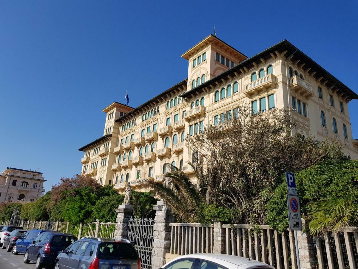 Rodeo Drive Apartment Viareggio Bagian luar foto
