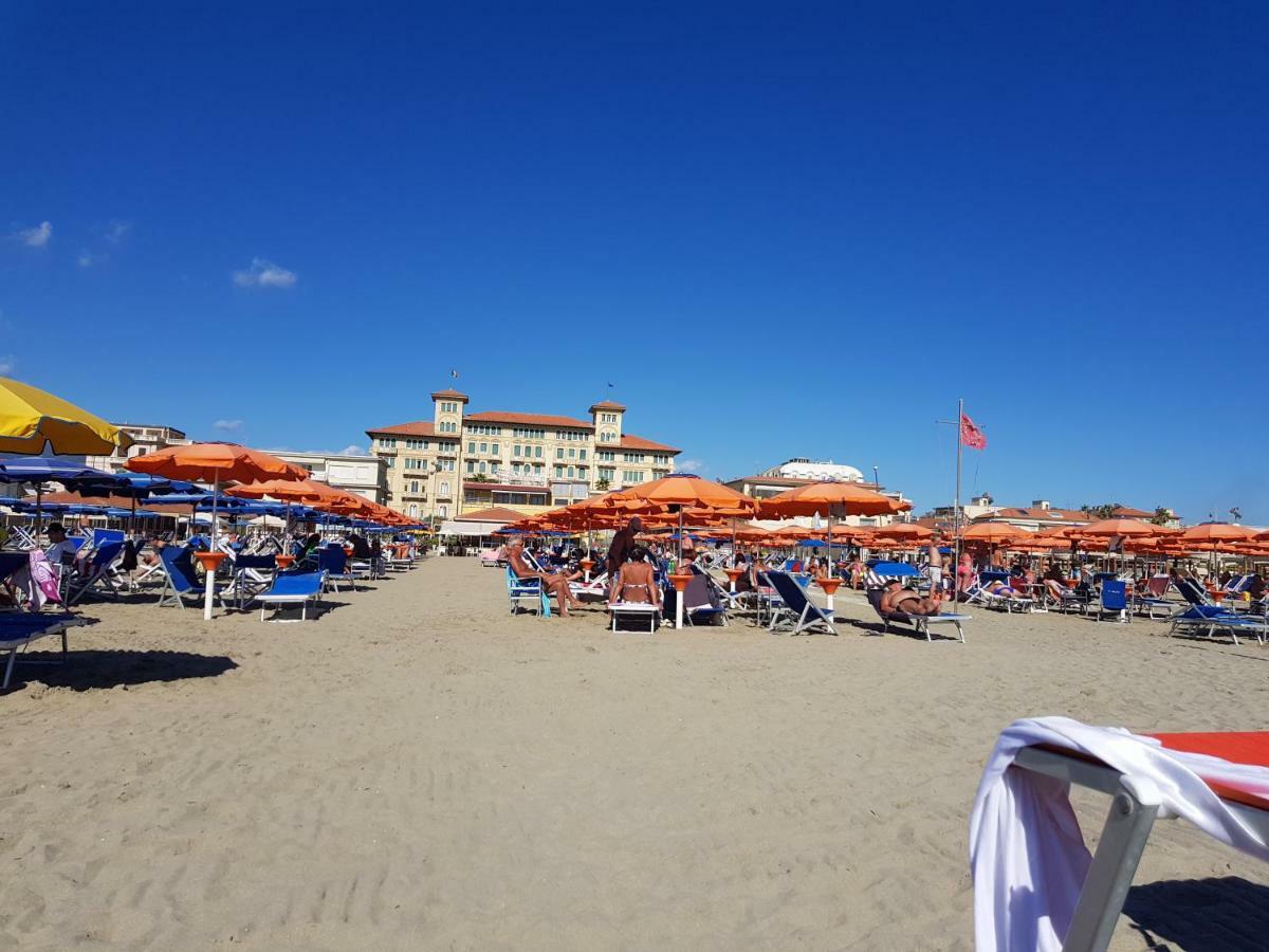 Rodeo Drive Apartment Viareggio Bagian luar foto