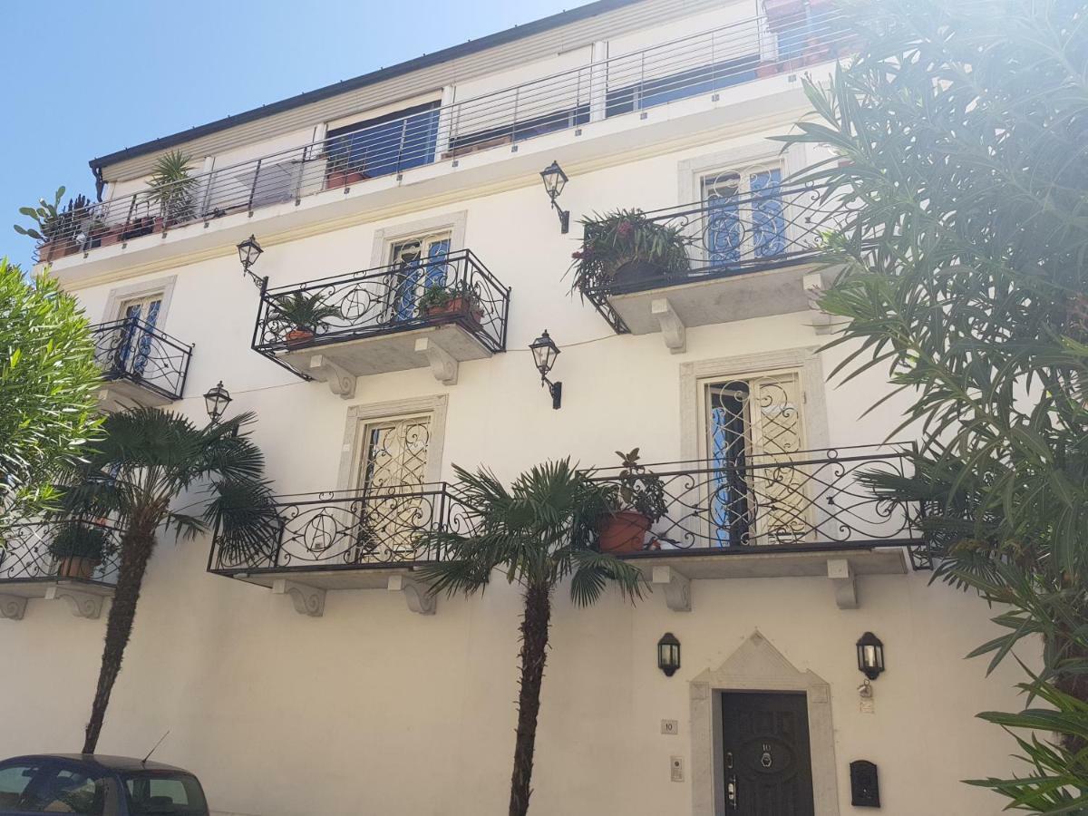 Rodeo Drive Apartment Viareggio Bagian luar foto